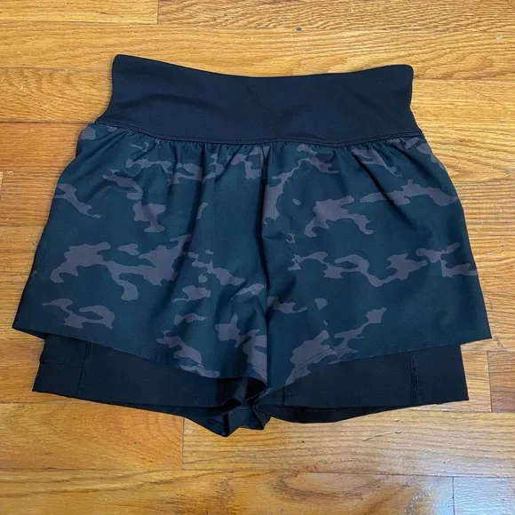 SPANX The Get Moving Short, Black Camo! Zip Pocket Excellent Condition Size S - Picture 2 of 10
